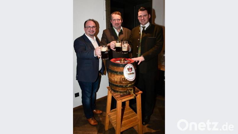 Georg Hauser von der Brauerei Naabecker (links) stießen mit dem Bürgermeisterkandidaten der CSU, Frank Zeitler (Mitte), und Landrat Thomas Ebeling an. Bild: Freya Stoeckl