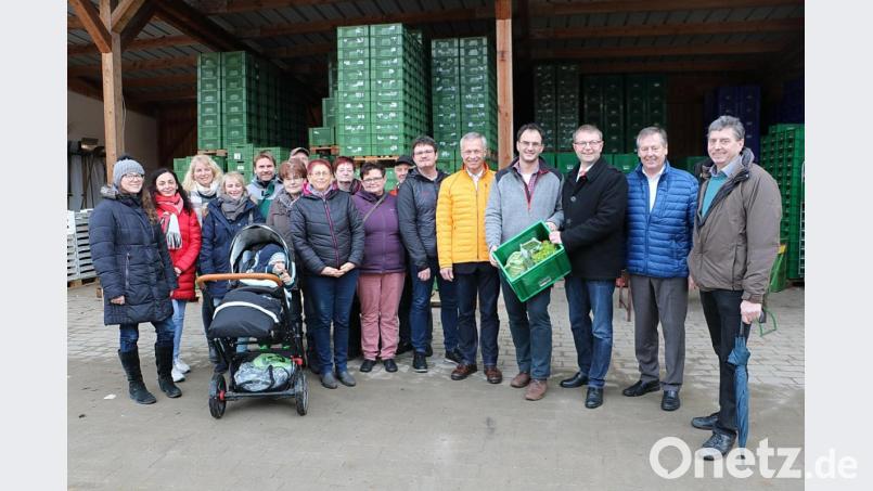 Interessiert hörten die Besucher mit MdL Johann Häusler (zweiter von links) Hans-Martin Grötsch (dritter von links) und den Kandidaten der WG UG den Ausführungen von Geschäftsführer Jürgen Obermeier (vierter von links) über die grüne Kiste zu.