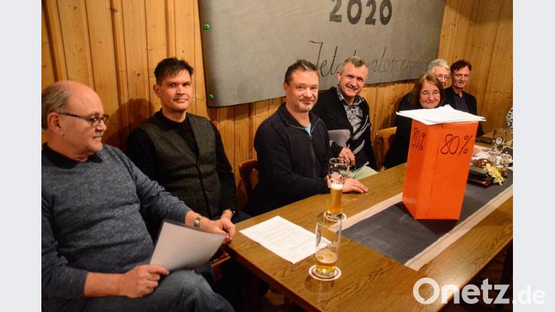 Für einen neuen Bürgerentscheid gegen das Gewerbegebiet Weiden West-IV kämpfen (von links) Hans Riedlbauer, Peter Trottmann, Ali Zant, Hans-Jürgen Gmeiner, Sonja Schuhmacher, Helmut Schöner und Jürgen Schönig. Bild: Kunz