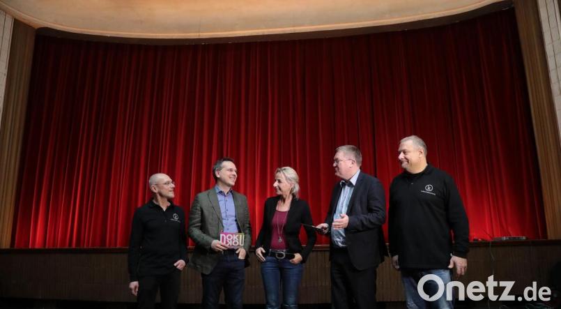 Sicher hätten sich (von links) Kinobetreiber Andreas Wörz, Moderator Simon Hauck, Regisseurin Julia Horn, Oberbürgermeister Michael Cerny und Thomas Binder, Vorsitzender des veranstaltenden Kulturvereins Amberg mehr Zuschauer beim ersten Dokumentarfilm-Festival gewünscht. Bild: Wolfgang Steinbacher