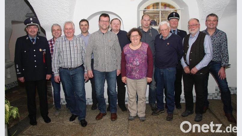Höhepunkt der Jahreshauptversammlung waren die Ehrungen. Zu den Auszeichnungen gratulierten Bürgermeister Herbert Bauer (Zweiter von rechts), Kommandant Andreas Zölch (Dritter von rechts) und Zweiter Kommandant Harald Fischer (links). Bild: wro