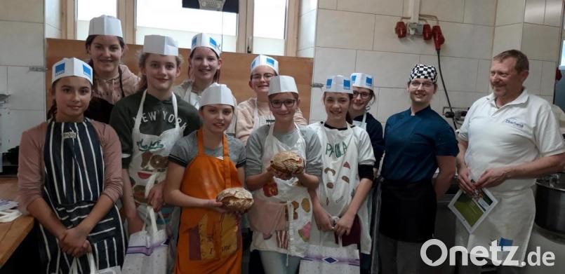 Eine Gruppe der Schülerinnen der Mädchenrealschule mit Konditorin Julia und Bäckermeister Stefan Sölch von der Mitterteicher Backstube. Bild: Mädchenrealschule Waldsassen/exb