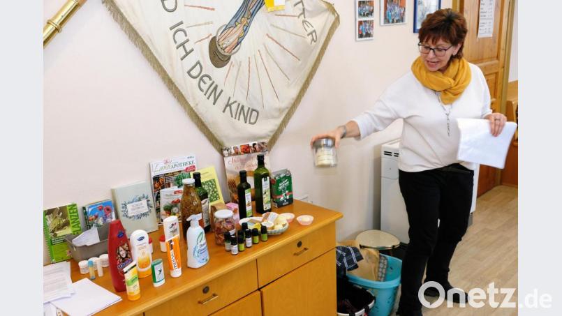 Statt &quot;Plastik im Gesicht&quot; empfiehlt Kräuterführerin Petra Stark in einem Workshop beim Frauenbund Oberbibrach natürliche Kosmetikartikel. Bild: do