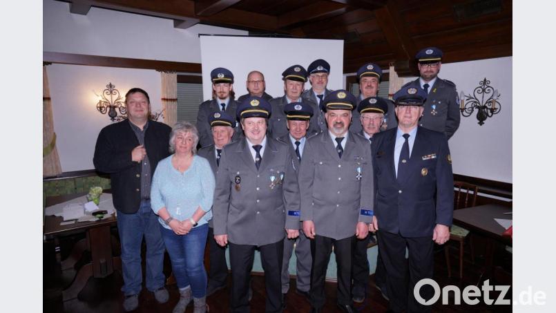 Bürgermeister Christian Ziegler, Renate Flierl, Alois Piehler, Josef Scharl, Dieter Maise, Hubert Meierhofer, Franz Eckl und Helmut Kramer (vorne, von links) sowie Michael Lorenz Arnold Bauer, Herbert Lorenz, Hubert Piehler, Siegfried Bauer und André Flierl (hinten, von links). Bild: nib