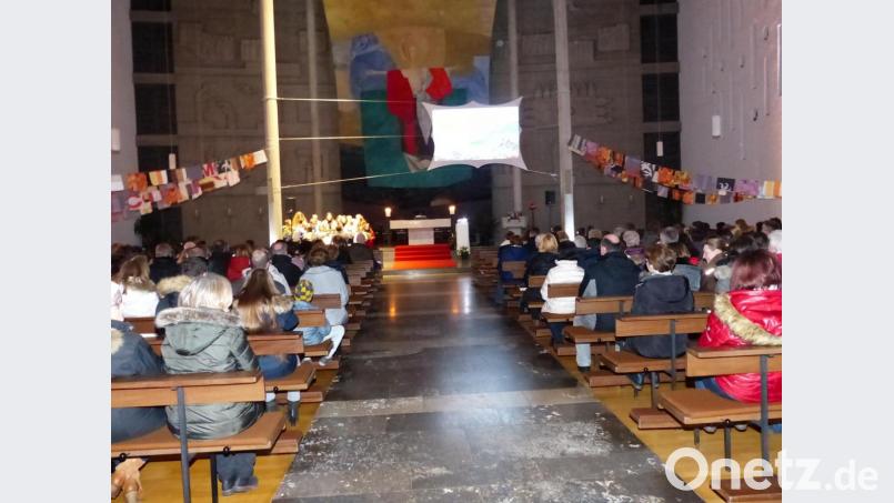 Über dem Altarraum hing das Transparent mit der Aufschrift &quot;Dem Himmel ganz nah&quot; Bild: hme