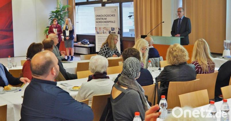 Privatdozent Dr. Werner Heinz organisierte und moderierte als
Leiter des Onkologischen Zentrums den Onkologischen Patiententag Bild: Bühner