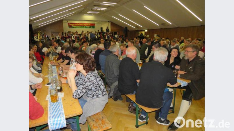 Tolle Stimmung gab es beim Starkbierfest der Jugendblaskapelle Parkstein Bild: adj