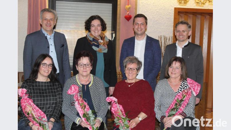 Das Jubiläum der Ebnather Frauen-Union feierten (vorne, von links) Kerstin Lichteblau, FU-Vorsitzende Petra Becher, Angelika Rubenbauer, Renate Kuhbandner, (hinten, von links) stellvertretender Landrat Roland Grillmeier, FU-Kreisvorsitzende Tina Zeitler, CSU-Vorsitzender Wolfgang Söllner, CSU-Kreisvorsitzender und Landtagsabgeordneter Tobias Reiß. Bild: soj
