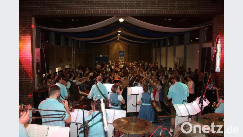 Die Pressather Musikanten sorgen für Stimmung beim Starkbierfest des TSV. Bis spät in die Nacht feiern die Gäste. Bild: sne
