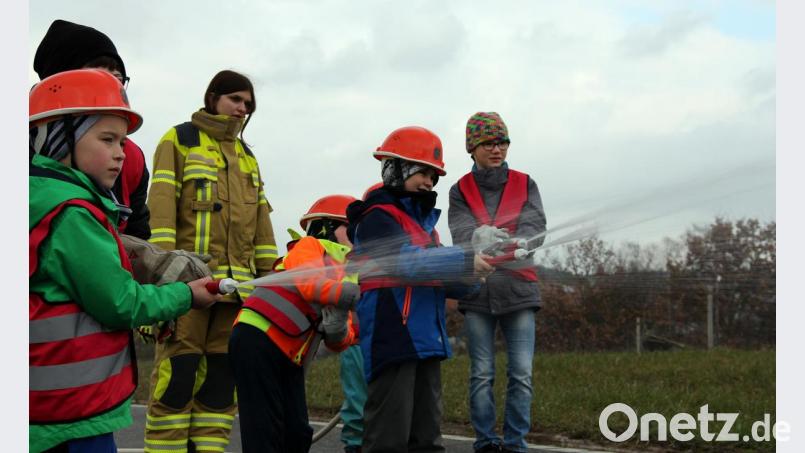 Die Kinder und Jugend bei der Übung am Brandherd. Bild: zer