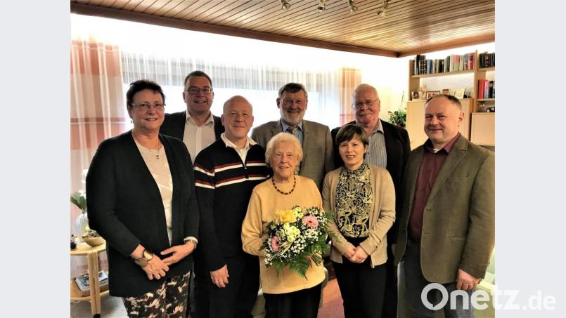 Die Jubilarin Brigitte Radtke erfreut sich bester Gesundheit und feierte ihren 90. Geburtstag im Kreis ihrer Familie mit viel Freude. (Im Bild von li. Schwiegertochter Manuela, Marktgemeinderat German Hartmann, Sohn Burkhard Radtke, die Jubilarin Brigitte Radtke, Bürgermeister Josef Schmidkonz, Schwiegertochter Florence, Sohn Wolfgang Radtke und Marktgemeinderat Klaus Schöner). Bild: ubb
