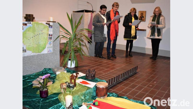 Frauen der evangelischen und katholischen Gemeinde stellen beim Weltgebetstag der Frauen das Land Simbabwe vor und beteten miteinander. Bild: rgr
