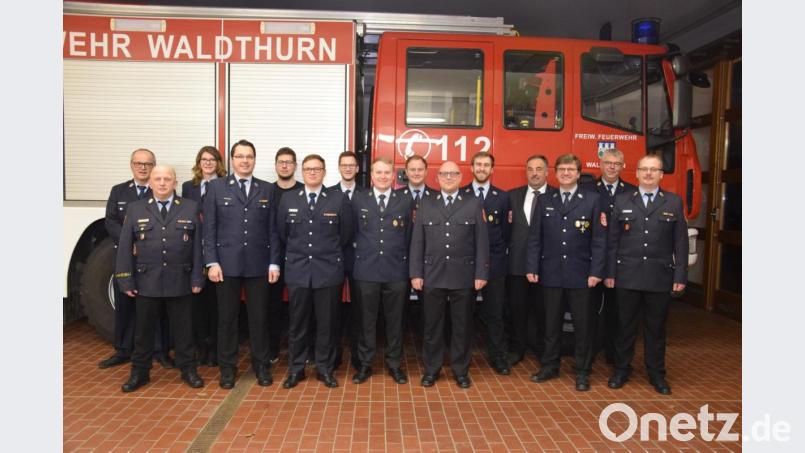 Andreas Troidl (Vierter von links) bleibt Vorsitzender der Feuerwehr Waldthurn, Kerstin Wittmann (Dritte von links) ist auch weiterhin seine Stellvertreterin. Weiter im Amt bleiben auch Kassier Matthias Schön (Siebter von links), Schriftführer Michael Troidl (Sechster von links) und Vertrauensmann Josef Holfelner (links). Bild: fla