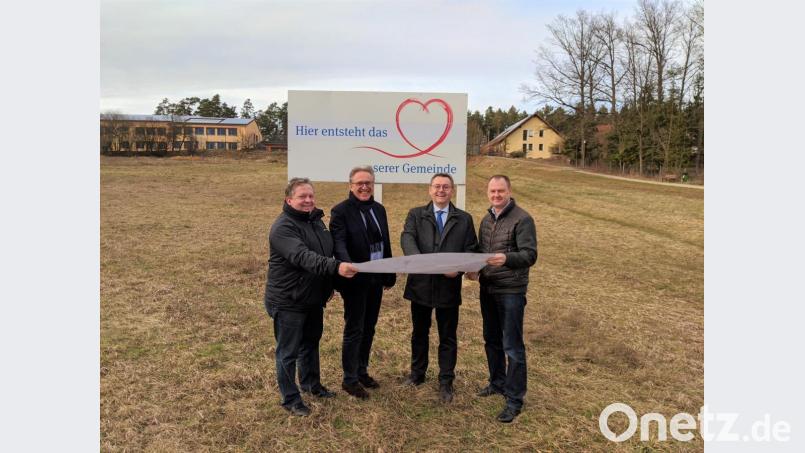 Auf dem künftigen Dorfplatz, dem Herzen von Ebermannsdorf (von links): Michael Groß, Arno Dressler, Bürgermeister Josef Gilch und sein Stellvertreter Erich Meidinger. Bild: wec