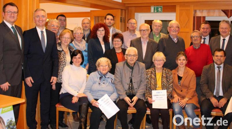 CSU-Ortsvorsitzender Patrick Fröhlich (links) gratulierte gemeinsam mit Landtagsabgeordneten Harald Schwartz (Zweiter von links), Fraktionsvorsitzendem Stefan Morgenschweis (Dritter von rechts), Zweiter Bürgermeister Günter Koller (Zweiter von rechts) und Landrat Richard Reisinger (rechts) den Geehrten. Bild: paf