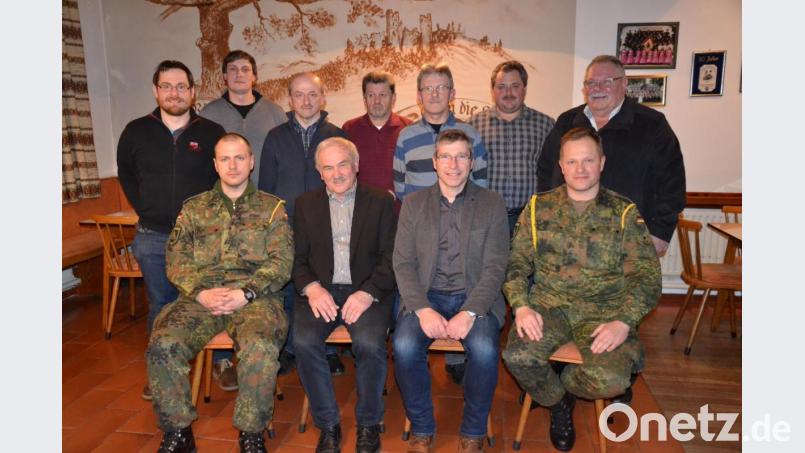 Die Krieger- und Soldatenkameradschaft Tröbes wird künftig von diesem Team mit 1. Vorsitzendem Josef Schafbauer (vorne Zweiter von links) geführt. Dazu gratulierten Hauptmann Philipp Korb, Bürgermeister Hermann Ach, Oberstabsfeldwebel Jürgen Wölfl (von links) sowie Kreisvorsitzenden Richard Berger (stehend rechts). Bild: gi