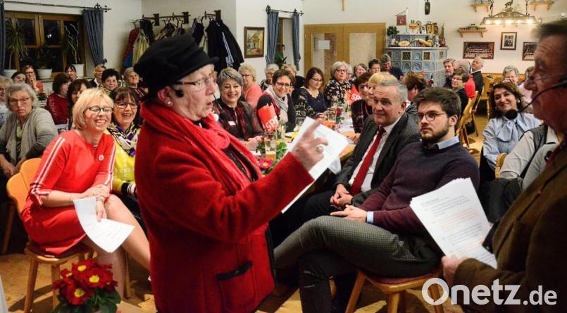 Welcher Cholesterinspiegel ist nun höher: Der von Lore Leitmeier oder von Wilhelm Moser? Dumm, wenn man aneinander vorbeiredet. Die Genossen amüsieren sich köstlich. Bild: Kunz