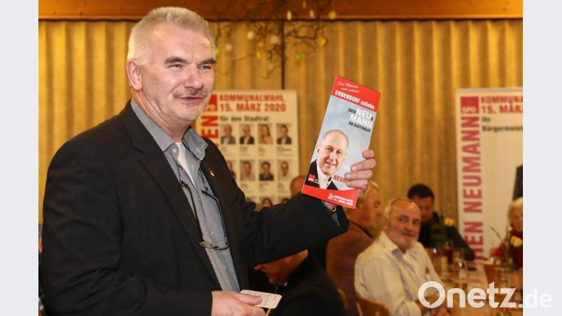 Stellvertretender SPD-Kreisvorsitzender Uli Roth bei seinem Grußwort. Bild: den