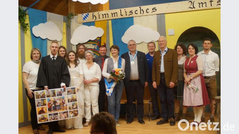 Das Publikum bedankte sich mit Riesenapplaus bei allen Akteuren für die deftige Fastenpredigt und das „Himmlische Amtsgericht“. Bruder Barnabas erhielt zum Abschied eine Fotocollage über alle Auftritte. Bild: slh