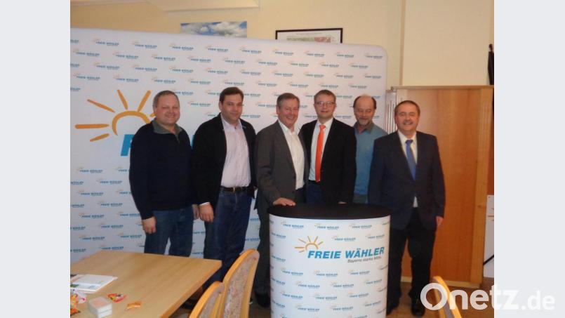 Von links: die FW-Kreistagskandidaten Franz Gottschalk, Markus Schinhammer, MdL Johann Häusler, FW-Landratskandidat Hans Martin Götsch, die FW-Kreistags- und Bürgermeisterkandidaten Werner Wendl (Hahnbach) und Peter Dotzler (Gebenbach). Bild: dpe