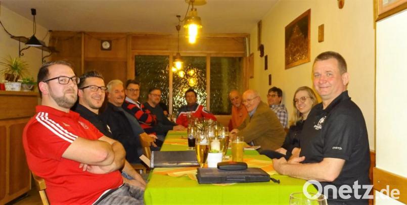 Vorsitzender Stefan Kuchenreuther (Zweiter von links), Kassier Markus Schupfner und Schriftführerin Katrin Schupfner sowie SVW-Vorsitzender Christian Lukas (von rechts) erstatten umfangreich Bericht und kündigten die Aktivitäten für 2020 an. Bild: hl