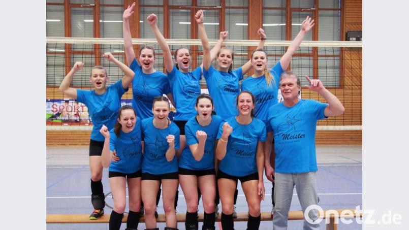 Der Jubel der Damenmannschaft 1 des Turnvereins kennt keine Grenzen. Ungeschlagen eilen die Volleyballerinnen zur Meisterschaft und schaffen damit den Sprung in die Bezirksliga. Trainer Bernhard Grosser (rechts) hat daran großen Verdienst. Bild: dob