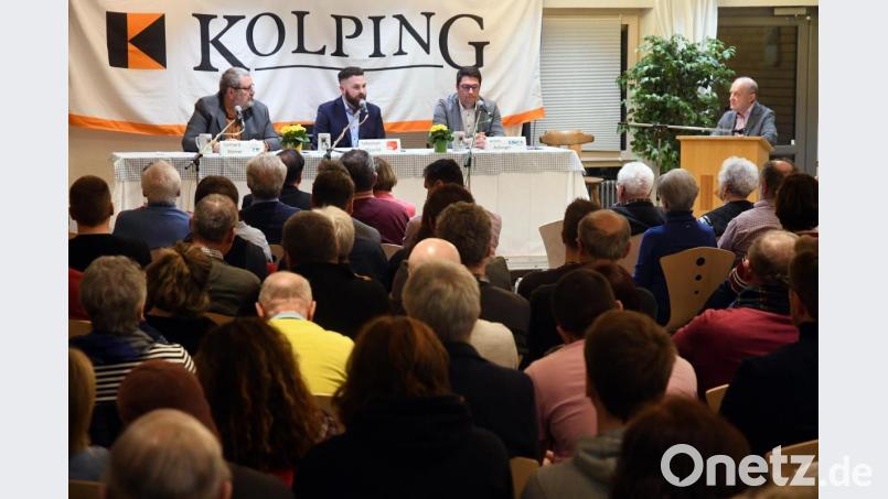 Über zwei Stunden stellen sich die Bürgermeisterkandidaten Gerhard Steiner (von links), Sebastian Dippold und Armin Aichinger im Pfarrheim den Fragen von Moderator Martin Staffe und aus dem Publikum. Bild: Gabi Schönberger