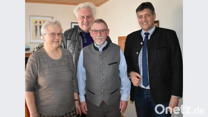Heinz Schütz (Zweiter von rechts) feiert seinen 80. Geburtstag. Dazu gratulieren unter anderen Ehefrau Rosemarie, Manfred Neumann und Bürgermeister Edgar Knobloch. Bild: rgr