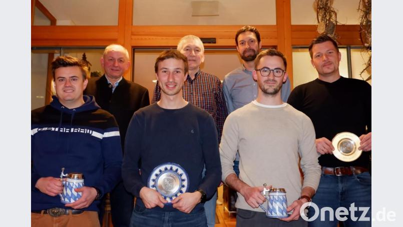 Der SSV Paulsdorf zeichnet einige Spieler für oftmalige Einsätze aus ( vorn, von links): Weiß (200 Spiele), Peter Schmidl (400), Scherm (200) und Weigl (300). Ihnen gratulieren (hinten, von links): Zweiter Bürgermeister Franz Weiß, Vorsitzender Hans Demleitner und stellvertretender Spartenleiter Sven Lehmeier. Bild: tbe