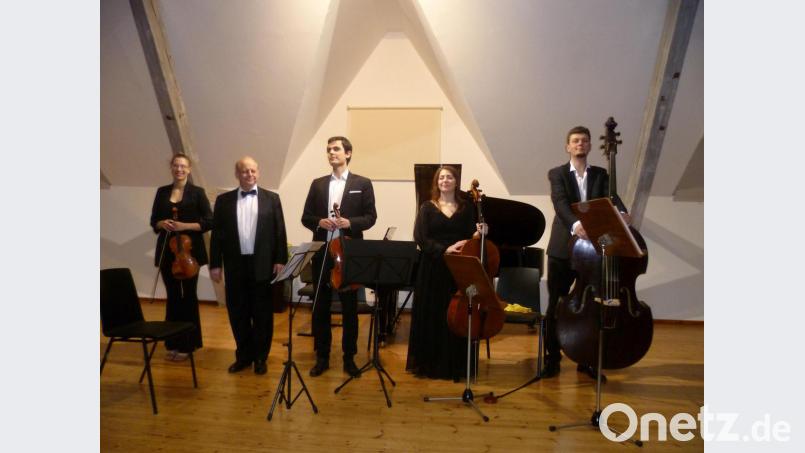Das Eröffnungskonzert des 14. Schwandorfer Klavierfrühlings gestalteten Studierende der Hochschule für Musik Nürnberg mit Wolfgang Manz (Zweiter von links) am Klavier. Bild: tie