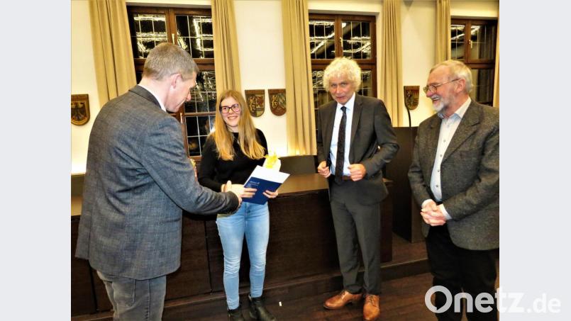 Kreismusikschulleiter Tobias Böhm, Landrat Wolfgang Lippert und der Zweite Vorsitzende des KMS-Fördervereins MUT, Xaver Strasser, (von links) gratulierten Larissa Wegmann zum &quot;Kompetenznachweis&quot;. Bild: ubb