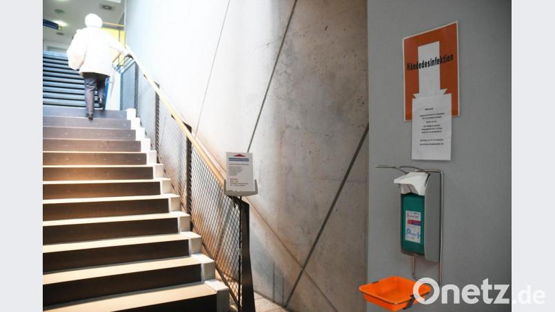 Das Händedesinfektionsmittel in der Klinikum Tiefgarage ist leer. Wegen Diebstählen werden die Besucher gebeten, dieses Mittel auf den Stationen anzuwenden. Bild: Gabi Schönberger
