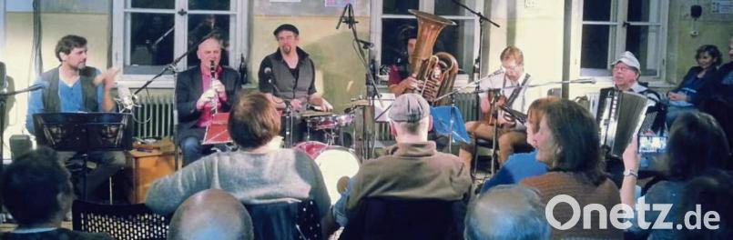 Tri Hudebnici mit (von links) Robert Vogel (Trompete), Georg Leugner-Gradl (Klarinette), Jakob Kraft (Schlagwerk), Sebastian Meier (Tuba), Uli Lommer (Gitarre) und Klaus Hauenstein (Akkordeon). Bild: exb