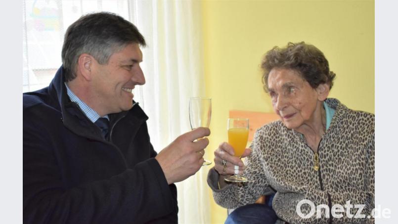 Rosemarie Gärtner stößt mit Bürgermeister Edgar Knobloch auf ihren 94- Geburtstag an. Bild: rgr