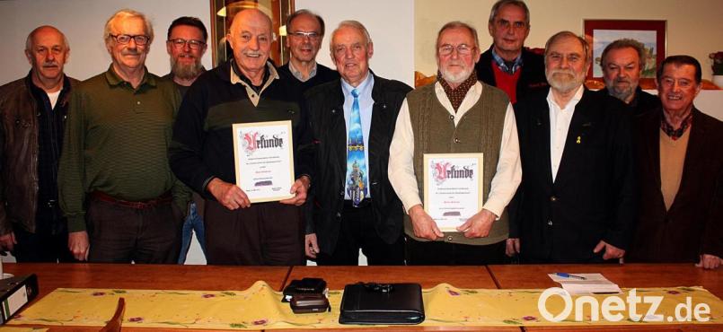 Der Vorstand ist neu gewählt. Der Förderverein für Denkmalschutz hat auch ein neues Ehrenmitglied mit Dieter Schunck (vorne, rechts). Eine Dankesurkunde bekommt Josef Gebhardt (vorne, links). Bild: R. Kreuzer