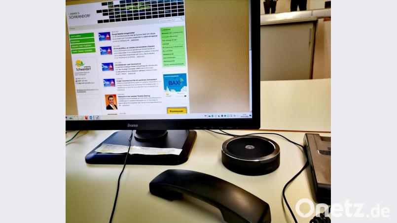 Die vier Bürgertelefone sind unter der einheitlichen Schwandorfer Nummer „471-150“ erreichbar. Informationen zum Coronavirus und Antworten zu häufig gestellten Fragen sind auch auf der Titelseite der Homepage des Landratsamtes veröffentlicht. Bild: Thomas Dobler