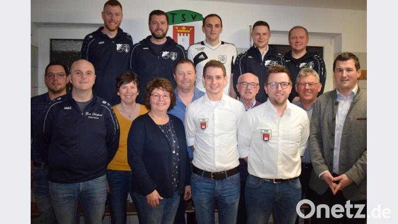 Der jungen Führungsmannschaft des TSV Trausnitz wurde erneut das Vertrauen ausgesprochen. An der Spitze stehen weiterhin Tobias Hösl (vordere Reihe, Dritter von rechts) und Matthias Dillig (rechts daneben). Bild: bnr