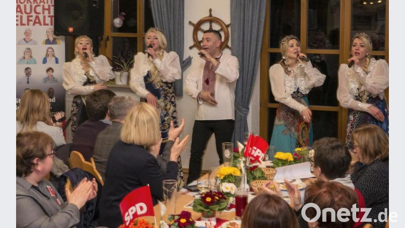 Die Musik- und Tanzgruppe "Kalinkia" bringt frischen Wind. Bild: Kunz