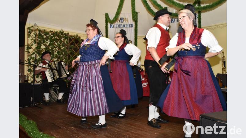Unter anderem mit der &quot;Bauernpolka&quot; unterhalten die &quot;Altbairschen&quot; die Besucher des &quot;Eisbock&quot;- Anstichs. Bild: hcz