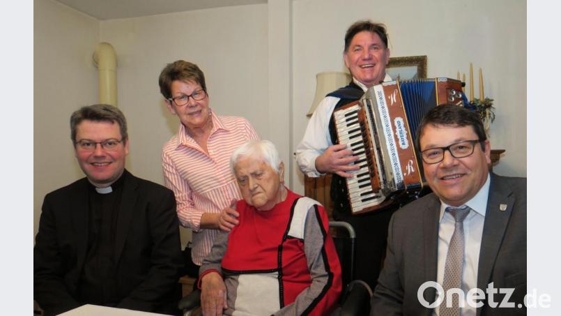 Bürgermeister Thomas Falter, Musikant Hans Reiger und Pfarrer Christoph Melzl (von rechts) gratulierten Maria Eichenseher zum 100. Geburtstag. Die älteste Wackersdorfer Einwohnerin lebt bei Tochter Marianne Weingärtner (stehend). Bild: Hirsch