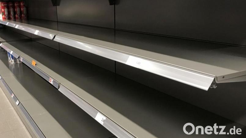 Da hat jemand schon seine Papiere abgeholt. Leere Regale, wo Toilettenpapier stehen sollte. Bild: za