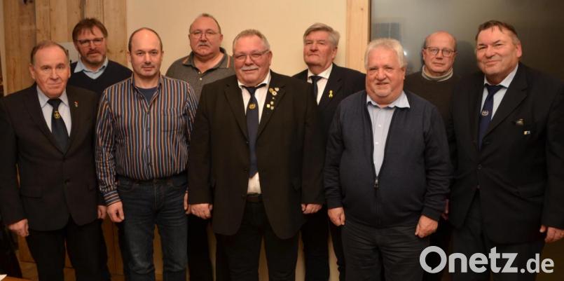 Richard Berger (Mitte) ist wieder der BSB-Kreisvorsitzende im Verband Vohenstrauß. Neu zur Seite steht ihm Günter Schober aus Vohenstrauß (Vierter von rechts). Neu ist ebenfalls Kassier Bernhard Kammerer aus Döllnitz (Dritter von links). Bezirksvorsitzender Horst Embacher (links) nahm den Treueschwur der neuen Vorstandschaft ab. Bild: dob