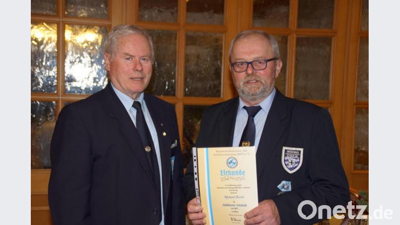 Für sein Engagement in der Krieger- und Soldatenkameradschaft Weiding erhielt Vorsitzender Richard Ferstl (rechts) von Kreisvorsitzenden Josef Hauer die BKV-Jubiläumsmedaille mit Urkunde überreicht. Bild: mmj