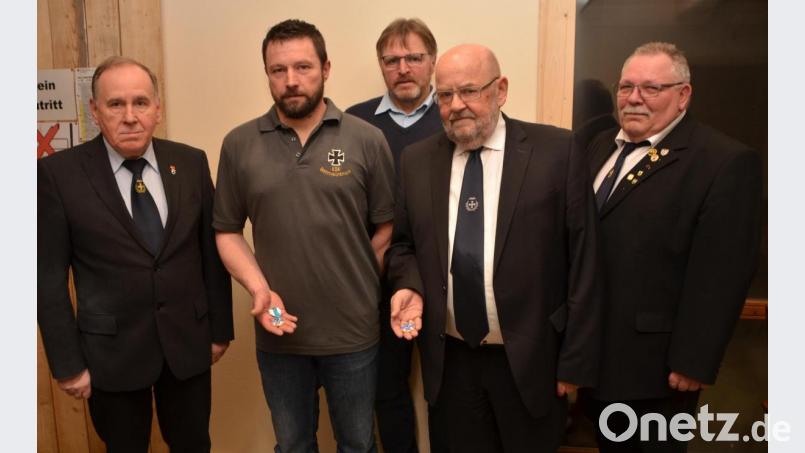 Nach 25 Jahren legte Max Kick aus Waldthurn (Zweiter von rechts) das Amt des Kassiers nieder. Er wurde für seine Verdienste von Bezirksvorsitzendem Horst Embacher (links) und Kreisvorsitzendem Richard Berger (rechts) mit dem Großen Verdienstkreuz in Gold entsprechend gewürdigt. Michael Reil aus Böhmischbruck (Zweiter von links) wurde das Große Verdienstkreuz am Bande für sein Engagement um die Soldaten verliehen. Bild: dob