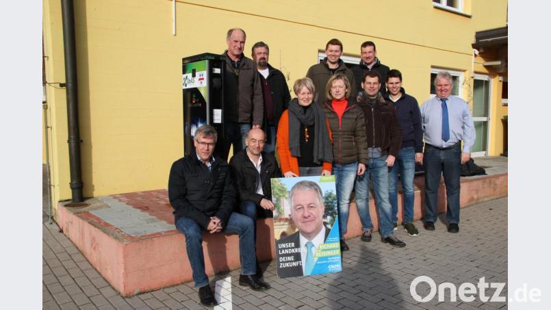 Gemeinderatskandidaten CSU mit Bürgermeister Markus Dollacker (rechts) bei der neuen Elektrotankstelle Mittelschule Ensdorf. Bild: lma
