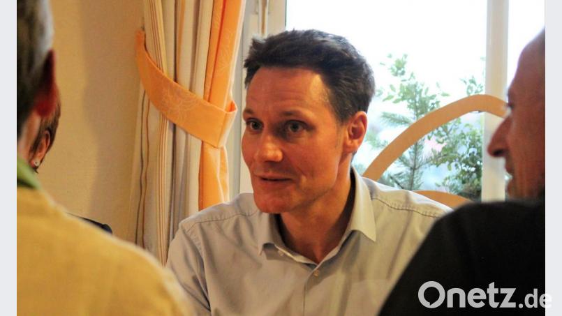 Ludwig Hartmann spricht beim Interview in der Gaststätte „Fantasie“ in Kemnath unter anderem über besseren ÖPNV auf dem Land. 	Bild: Stiegler Bild: Holger Stiegler