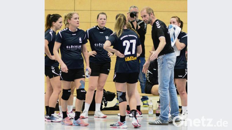 HSG-Trainer Karl Söllner (Zweiter von rechts/Szene aus dem Spiel gegen die SG Rohr/Pavelsbach) sagt seinen Damen, wenn etwas nicht stimmt: Gegen Amberg war er mit der ersten Hälfte nicht unbedingt einverstanden, lobt aber den Auftritt in den zweiten 30 Minuten. Bild: mr