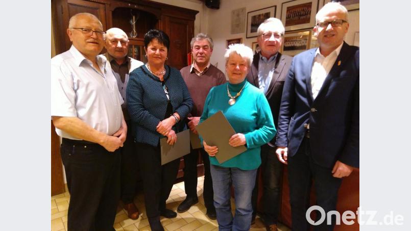 Vorsitzender Josef Moosburger und HKA-Vorsitzender Georg Götz (von links) gratulieren Christa Meier, Gerhard Schmid, Christl Fiegler und Willi Hofmann für jahrzehntelange Treue. Bürgermeister Bernhard Linder schließt sich an. Bild: mma