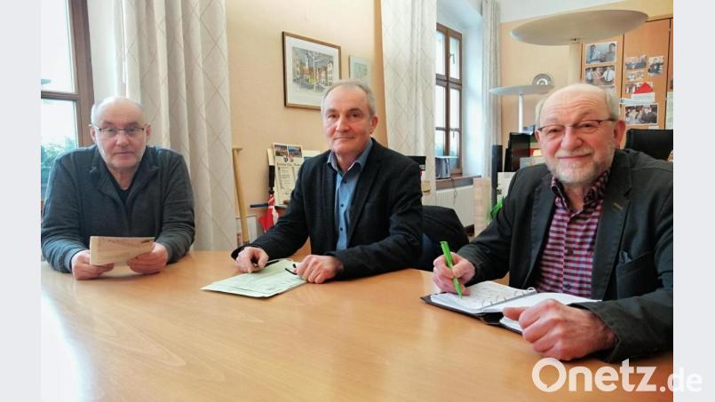 Oskar Deichner, Wahlleiter der Gemeinde Guteneck, Reinhard Schlosser, vom Ordnungsamt der VG Nabburg und Georg Köppl, Wahlleiter und Bürgermeister von Altendorf, beratschlagen sich nach dem Wahlzettel-Fauxpas (von links). Bild: anv