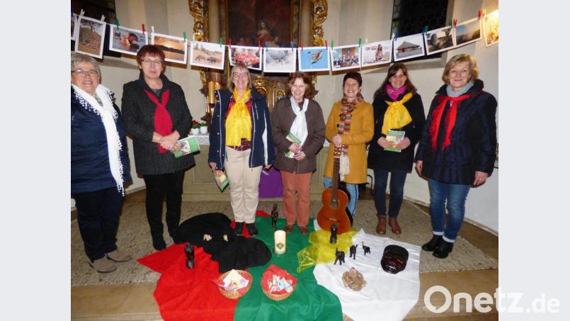 Frauen beider Konfessionen haben den diesjährigen Weltgebetstag gemeinsam vorbereitet: Christine Pfeiffer, Cilla Helm, Karin Weigl, Elisabeth Walberer, Petra Neumann, Veronika Baur-Schmelcher und Karin Kumpf (von links). Mit Gegenständen, Symbolen und Bildern aus Simbabwe dekorieren sie die Altöttingkapelle. Bild: mng